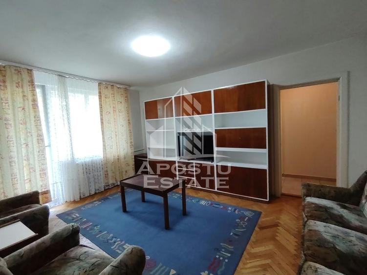 Apartament cu 3 camere semidecomandat, mobilat în Central