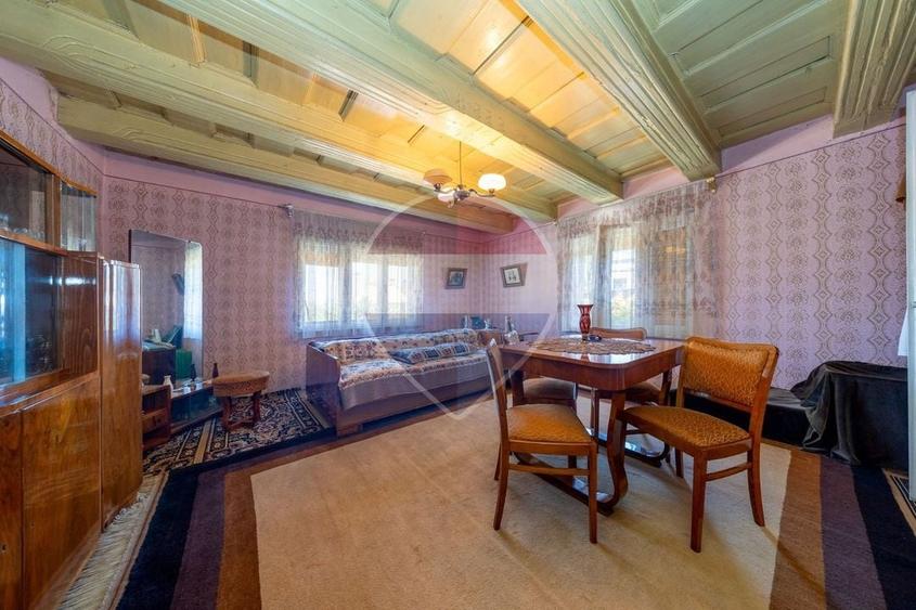 Casă individuală cu 6 camere cu Teren 1900 Mp în Central