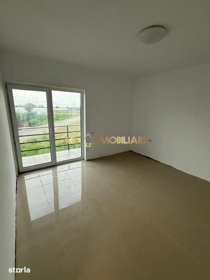 Casă cu 5 camere cu Teren 250 Mp în Vărăști