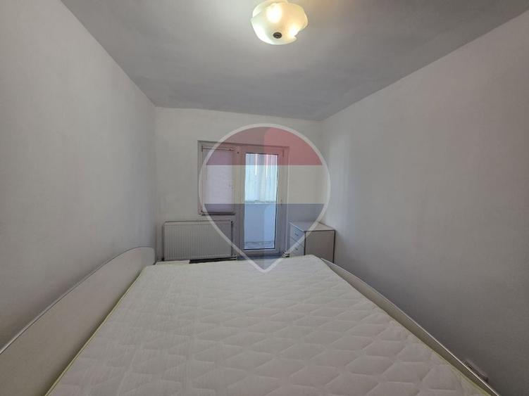Apartament cu 4 camere decomandat, mobilat în Confecții