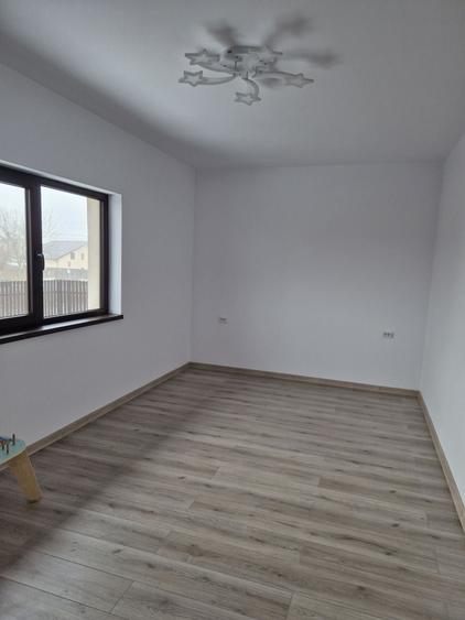 Casă cu 3 camere în Valea Lupului