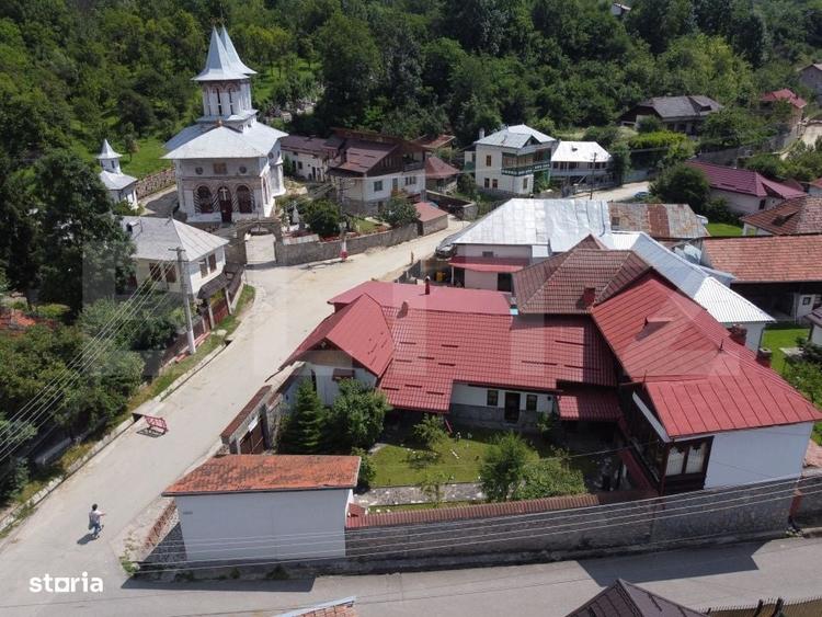 Casă cu 4 camere decomandat în Pietroșița