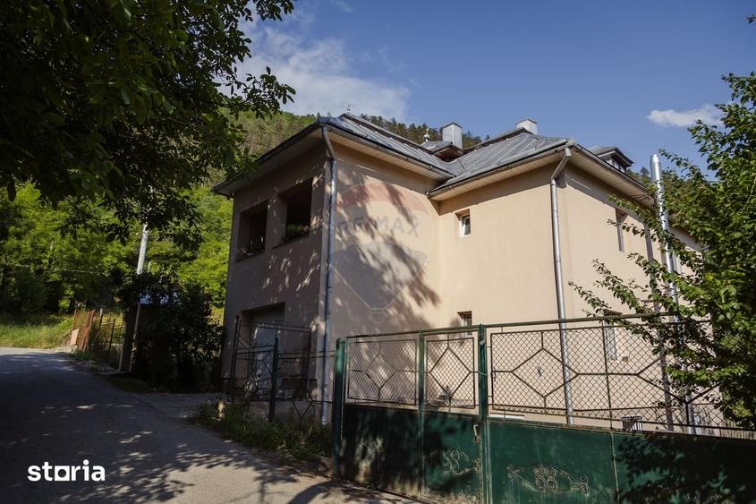 Casă cu 6 camere cu Teren 500 Mp în Băi