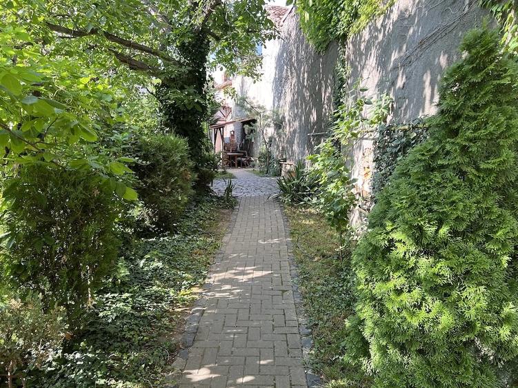 Casă cu Teren 300 Mp în Central