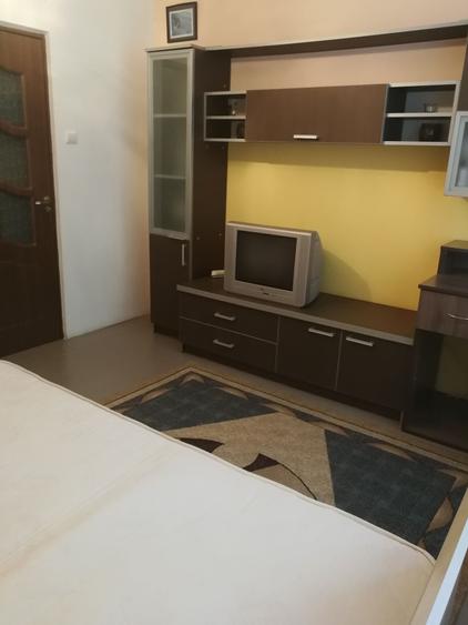 Apartament cu 3 camere decomandat în Drumul Taberei