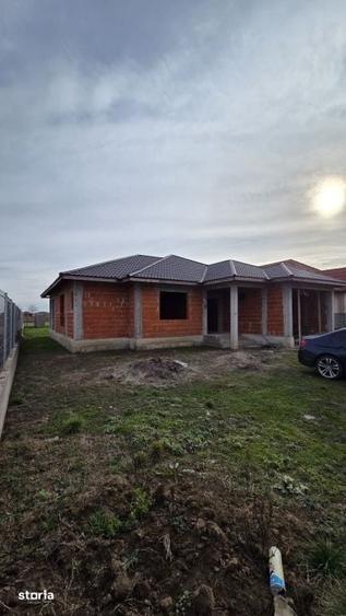 Casă cu 4 camere cu Teren 400 Mp în Central