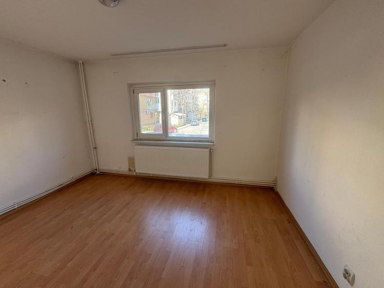 Apartament cu 2 camere semidecomandat în Rovine