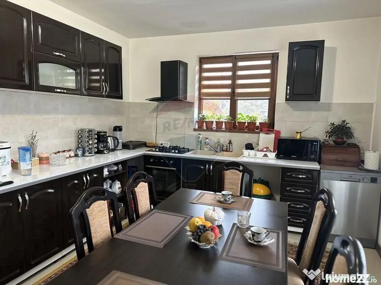 Casă cu 4 camere cu Teren 5000 Mp în Girov