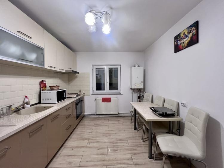 Apartament cu 3 camere decomandat, mobilat în Lipovei