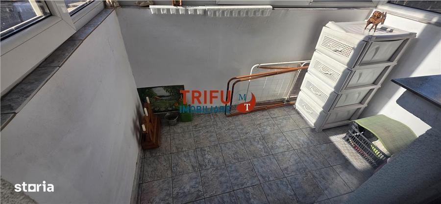 Apartament cu 3 camere semidecomandat în Cetate