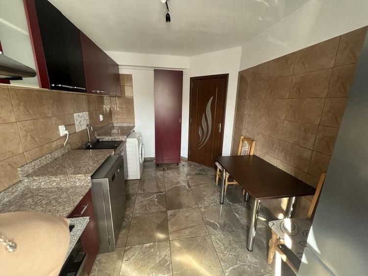Apartament cu 3 camere decomandat în Florești