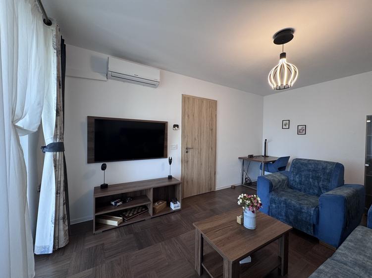 Apartament cu 2 camere decomandat, mobilat în Tractorul