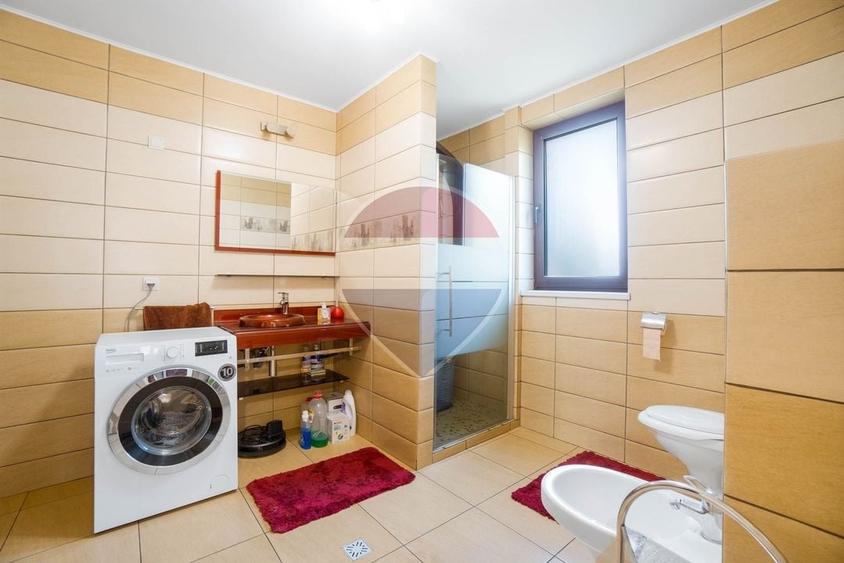Casă individuală cu 7 camere cu Teren 1167 Mp în Tractorul