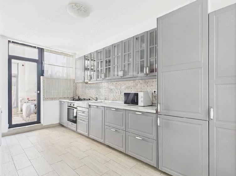 Apartament cu 3 camere semidecomandat, mobilat în Dămăroaia