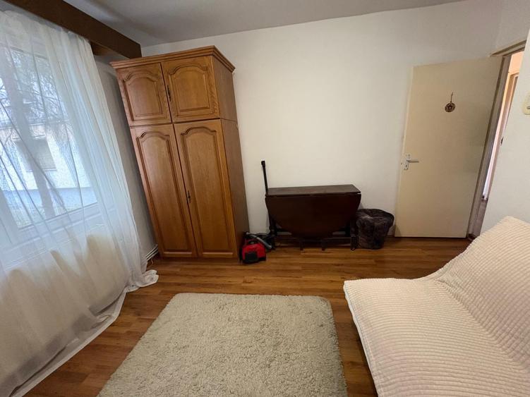 Apartament cu 3 camere decomandat în Cornișa