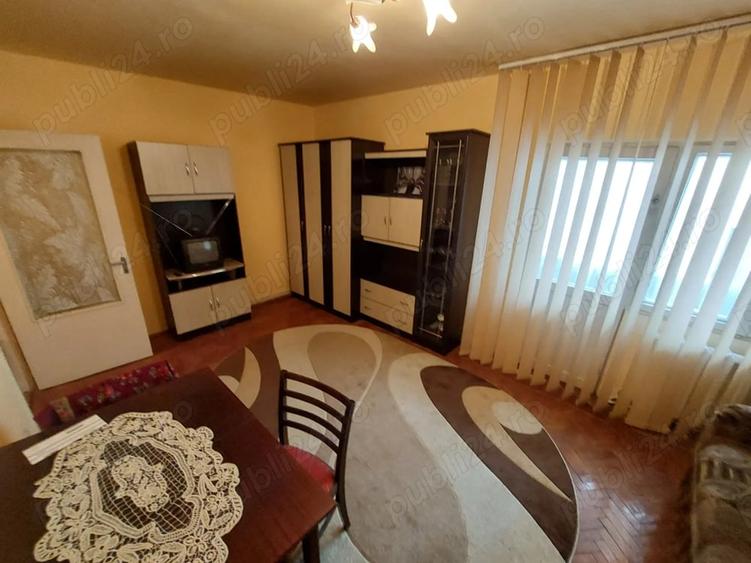 Apartament cu 3 camere semidecomandat în Sud