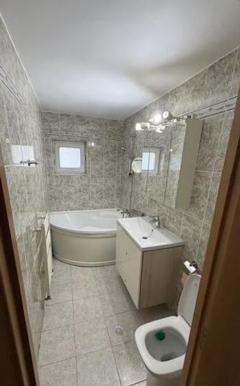 Apartament cu 3 camere decomandat, mobilat în Vitan