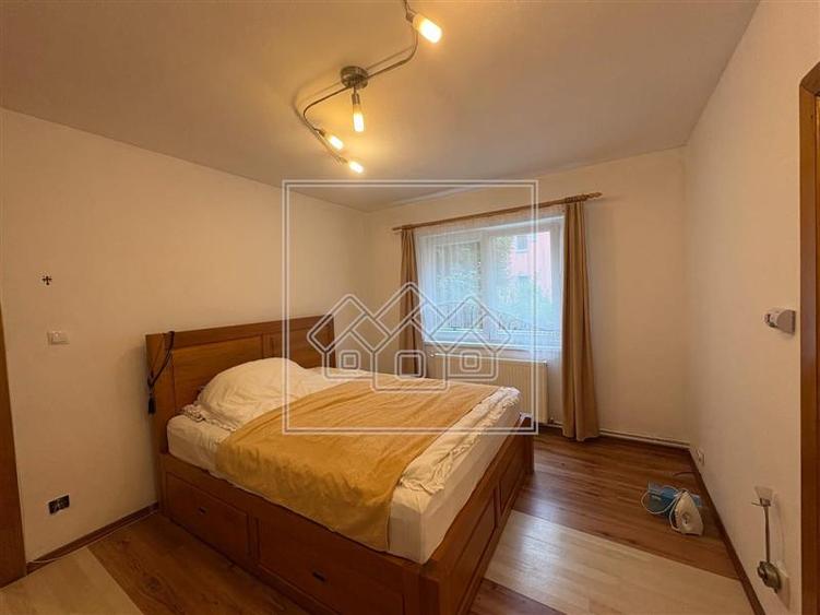 Apartament cu 2 camere nedecomandat, mobilat în Vasile Aaron