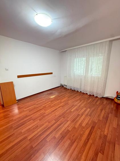 Apartament cu 3 camere semidecomandat în Mioriței