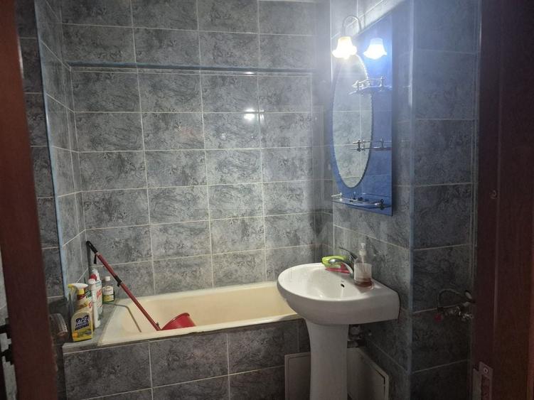 Apartament cu 3 camere decomandat în Sărari