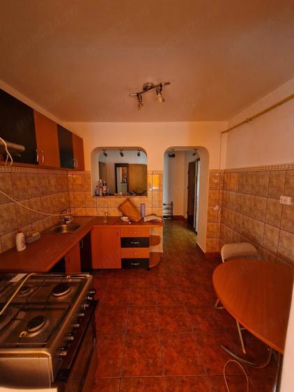 Apartament cu 3 camere decomandat în Rovine
