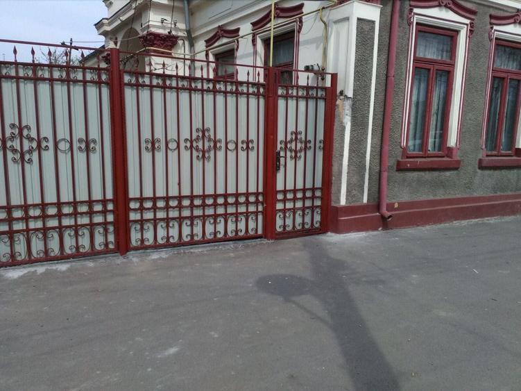 Casă cu 4 camere nedecomandat în Dorobanți