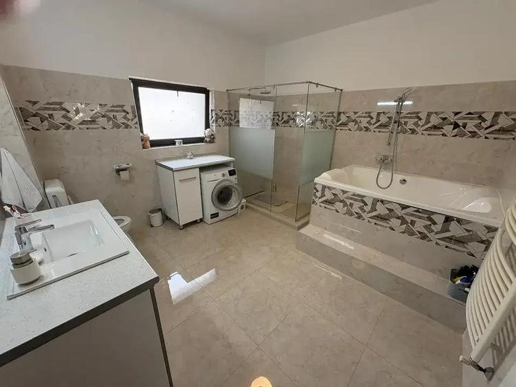 Casă individuală cu 12 camere cu Canalizare în Fundeni