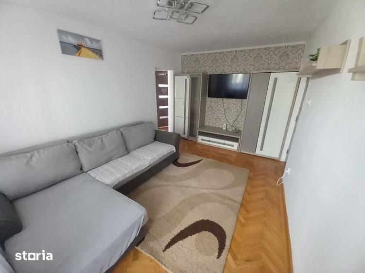 Apartament cu 3 camere semidecomandat în Micro 6