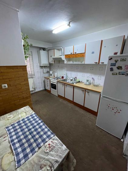 Apartament cu 3 camere decomandat în Turnișor