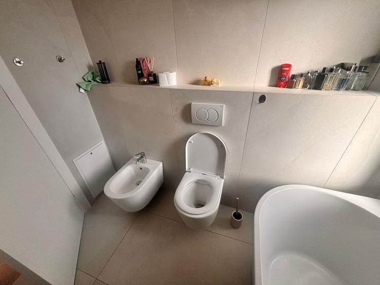 Casă individuală cu 8 camere cu Canalizare în Florești