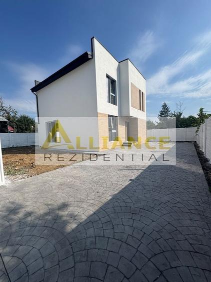 Casă individuală cu 5 camere decomandat cu Canalizare în Central