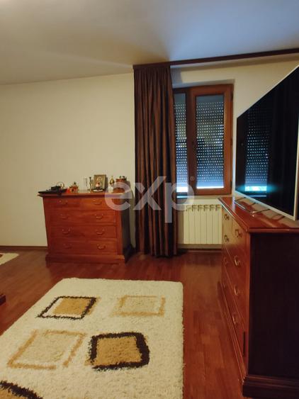 Casă individuală cu 9 camere cu Canalizare în Breazu