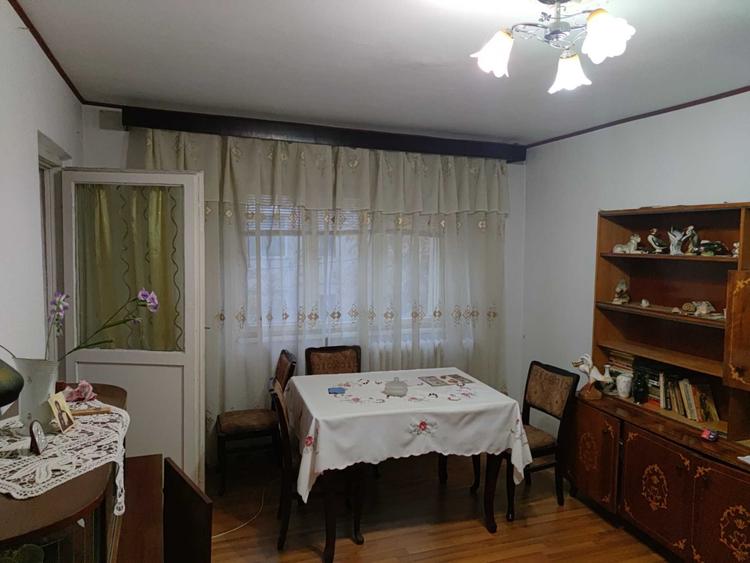 Apartament cu 3 camere decomandat în Tecuci