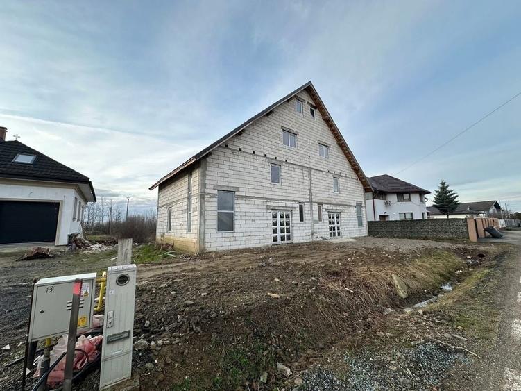 Casă cu 4 camere în Săsar