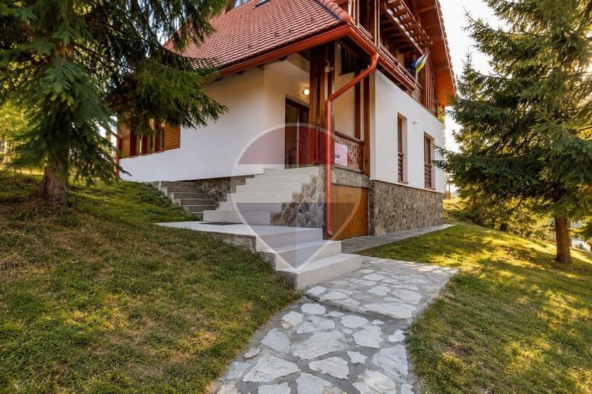 Casă individuală cu 8 camere cu Teren 3012 Mp în Mărișel