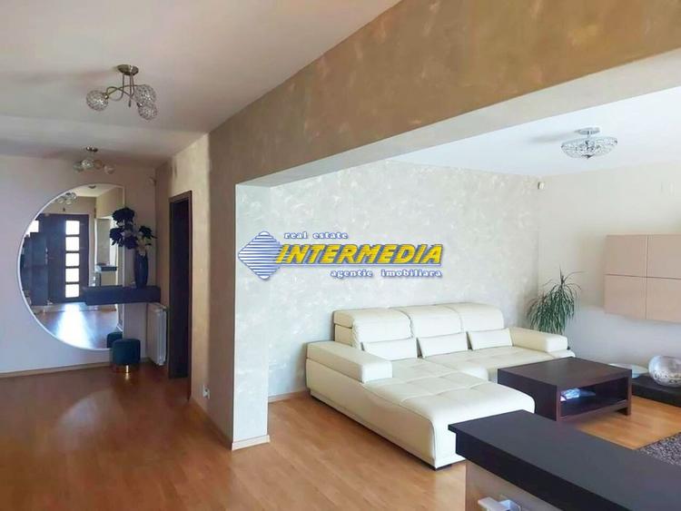 Casă individuală cu 4 camere cu Garaj în Central
