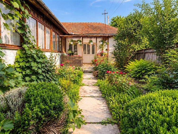 Casă individuală cu 4 camere cu Garaj în Exterior Est