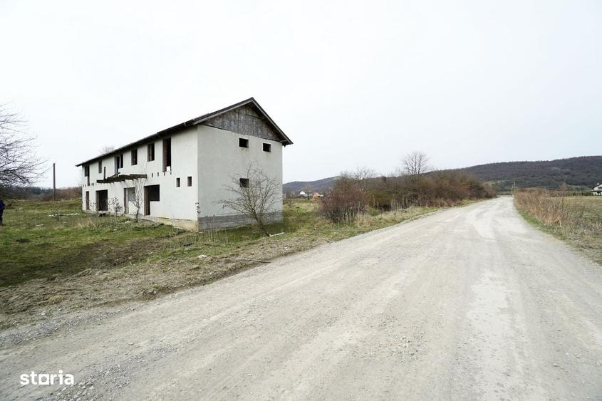 Casă cu 4 camere în Podu Oltului