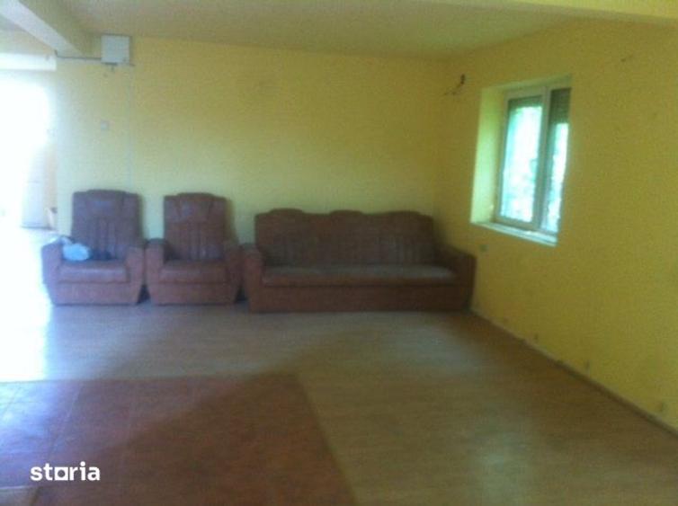 Casă cu 8 camere cu Teren 3100 Mp în Central