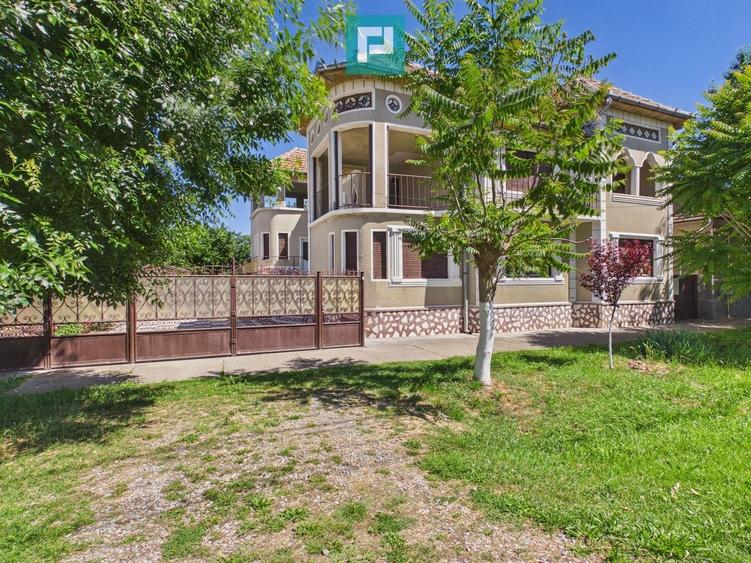 Casă individuală cu 10 camere cu Teren 503 Mp în Central