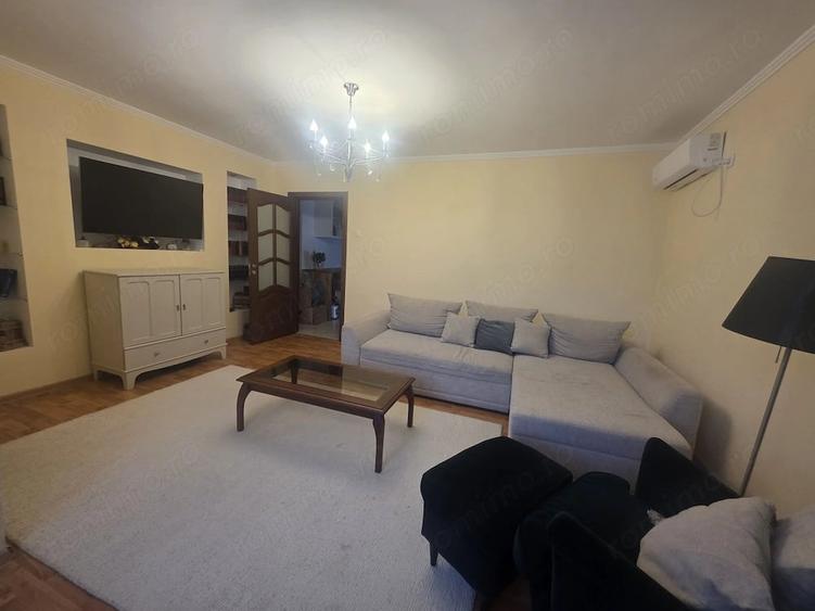 Apartament cu 3 camere decomandat în Titan