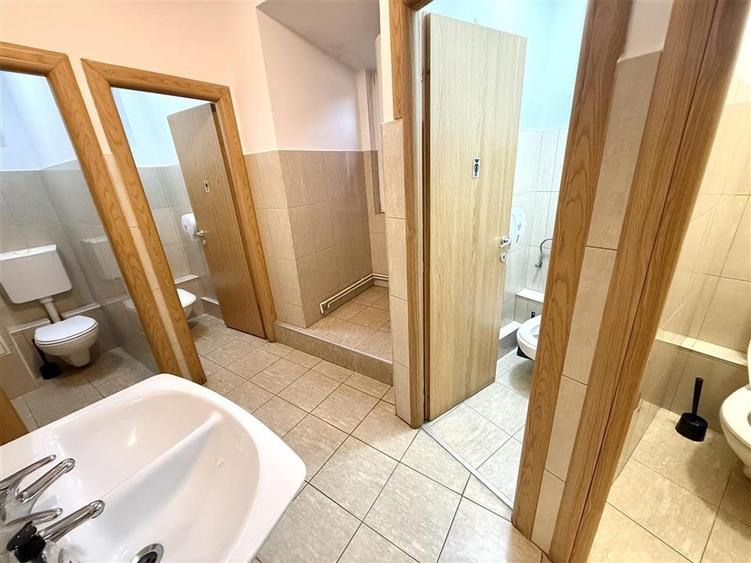 Casă individuală cu 13 camere cu Teren 275 Mp în Carierei