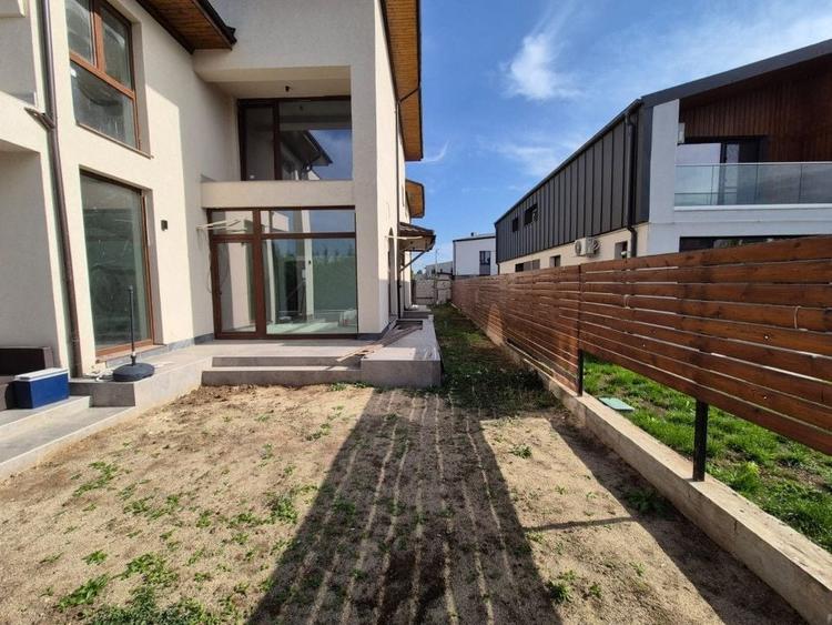 Casă individuală cu 11 camere cu Canalizare în Mogoșoaia