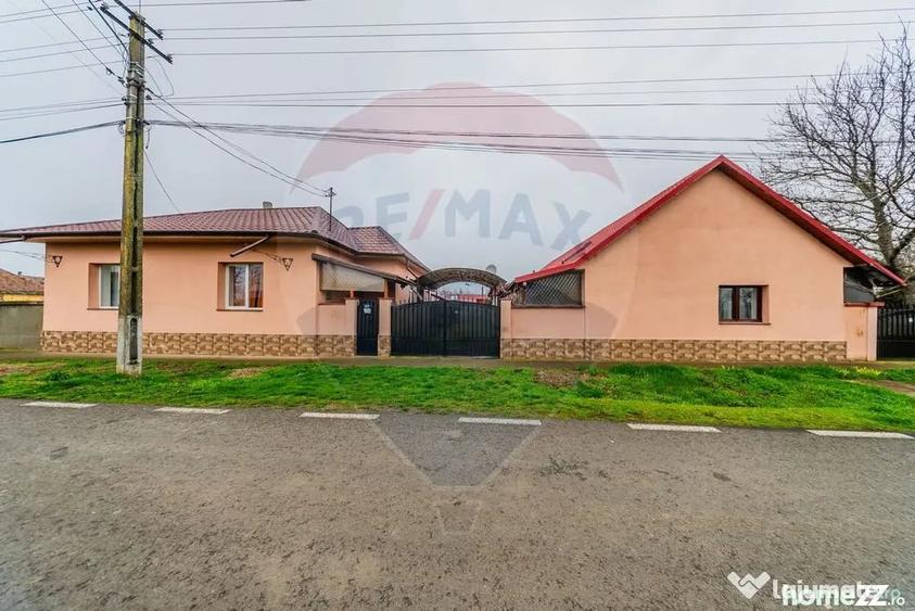Casă cu 7 camere cu Teren 2877 Mp în Iratoșu
