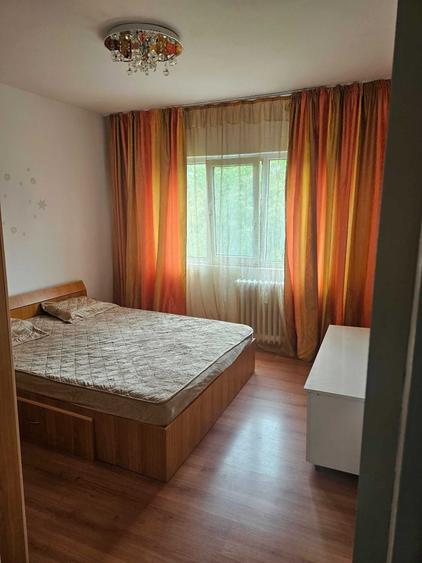 Apartament cu 3 camere semidecomandat în Nord
