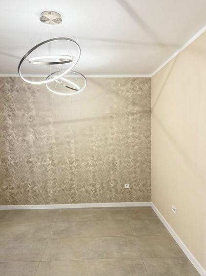 Apartament cu 3 camere semidecomandat în Florești