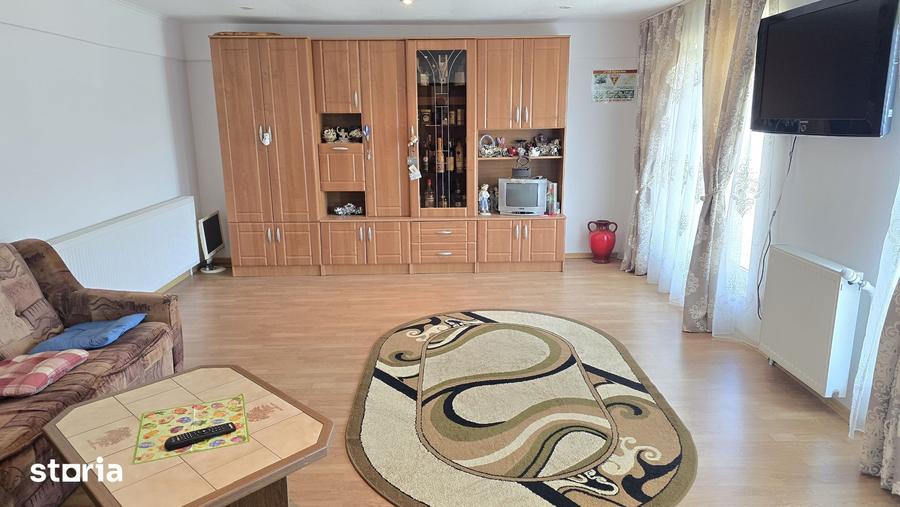 Casă cu 5 camere cu Teren 1054 Mp în Zăvoi