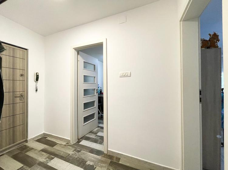 Apartament cu 3 camere decomandat, mobilat în Soarelui