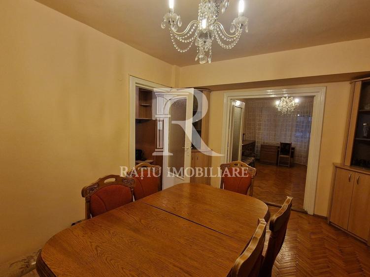 Apartament cu 4 camere decomandat, mobilat în Decebal