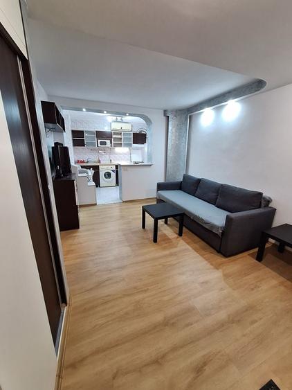 Apartament cu 3 camere semidecomandat în Exterior Vest